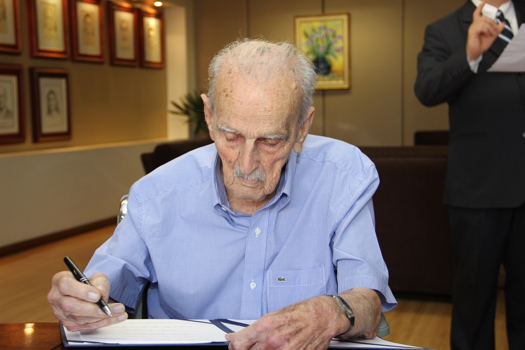 O conselheiro aposentado do TCEMG, Paulo Abércio, recebendo homenagem do TCE na ocasião da comemoração dos 80 anos da Corte de Contas (Foto: Thiago Rios Gomes)